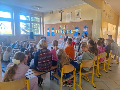 W obchodach Ogólnopolskiego Dnia Głośnego Czytania w naszej szkole uczestniczyli uczniowie klasy I-III oraz dzieci z oddziału przedszkolnego. Zaproszeni goście przynieśli ciekawe książki, które głośno czytali dzieciom, a uczennice z klasy VI i VIII recytowały znane dzieciom wiersze.  Był to bardzo miły i rozczytany czas. Zachęcamy w ten sposób dzieci i rodziców, aby codziennie znaleźli czas na głośne, wspólne czytanie.  Dziękuję bardzo zaproszonym gościom, nauczycielom i uczennicom, za przyłączenie się do akcji głośnego czytania.
