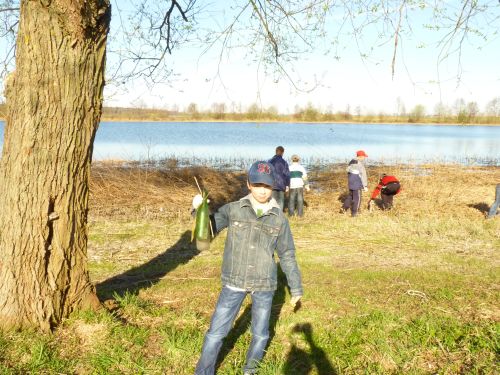 Uczniowie V klasy podczas sprzątania plaży