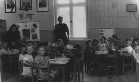 Przedszkolaki podczas obiadu - 1955 r.